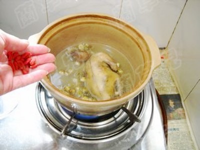 枸杞菊花燉乳鴿的做法-家常味燉菜譜 枸杞菊花燉乳鴿的做法-家常味燉菜譜