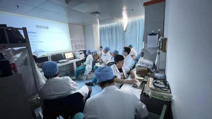 心臟長在體外！醫生合力將“外心人”嬰兒心臟歸位