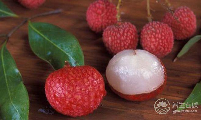 夏季是荔枝的季節，怎么吃荔枝不上火？