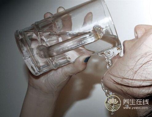多喝水是秋季保健養(yǎng)生的絕招之一