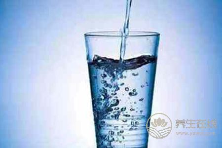 為什么人在冬天老是會(huì)出現(xiàn)嘴唇干裂呢 為什么人在冬天老是會(huì)出現(xiàn)嘴唇干裂呢