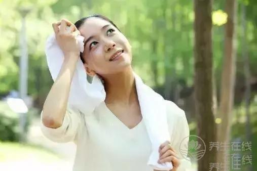 這個部位出汗，竟是中風前兆！夏天到了，都得注意！