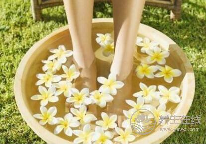  秋季手腳冰涼是什么原因？手腳冰涼吃什么好？