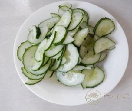 夏季女人抑制曬斑， 推薦五款祛斑食譜