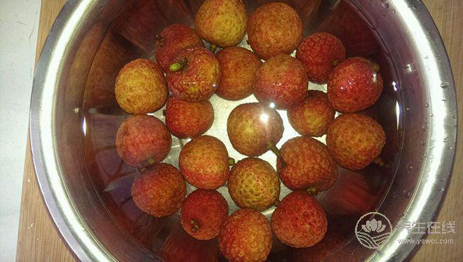 夏季是荔枝的季節，怎么吃荔枝不上火？