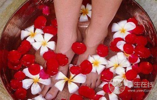 夏天可以用熱水泡腳嗎？夏天泡腳應(yīng)注意什么？