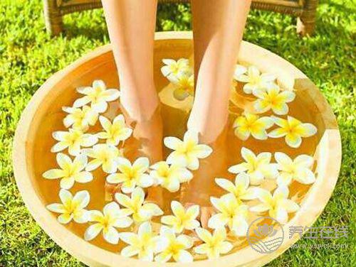 夏天可以用熱水泡腳嗎？夏天泡腳應(yīng)注意什么？
