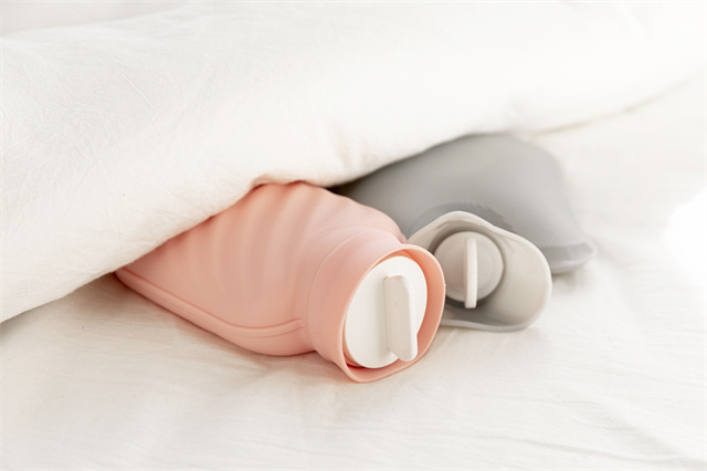 熱水袋比電熱毯更好嗎?如何正確挑選熱水袋?-易網健康<a href=http://www.xllyou.com/jkys/ target=_blank class=infotextkey>養生</a>網 熱水袋比電熱毯更好嗎?如何正確挑選熱水袋?