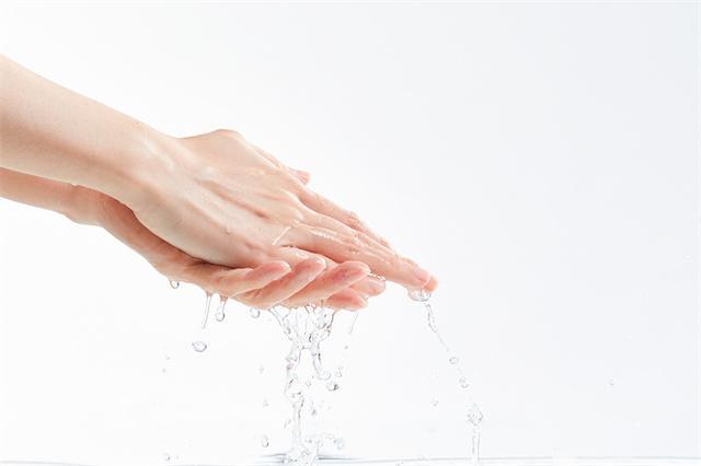 冬天干燥易起靜電?別擔心,幾個小妙招讓大家不做“帶電人”-易網(wǎng)<a href=http://www.xllyou.com/ target=_blank class=infotextkey>健康養(yǎng)生</a>網(wǎng) 冬天干燥易起靜電?別擔心,幾個小妙招讓大家不做“帶電人”