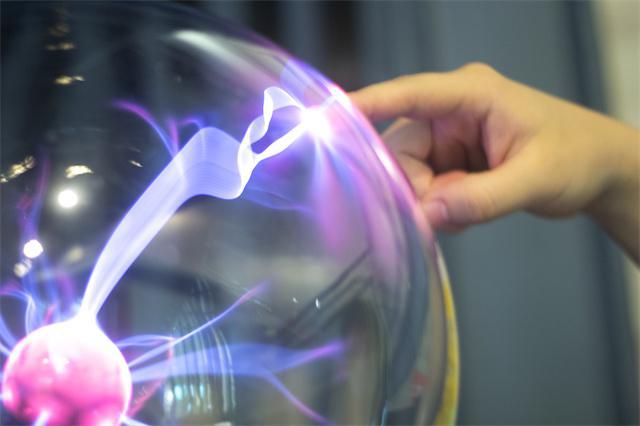 冬天干燥易起靜電?別擔心,幾個小妙招讓大家不做“帶電人”-易網(wǎng)健康<a href=http://www.xllyou.com/jkys/ target=_blank class=infotextkey>養(yǎng)生</a>網(wǎng) 冬天干燥易起靜電?別擔心,幾個小妙招讓大家不做“帶電人”