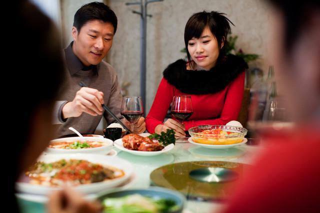 春節(jié)吃多了不消化怎么辦?胃酸胃脹速速解決-易網(wǎng)<a href=http://www.xllyou.com/ target=_blank class=infotextkey>健康養(yǎng)生</a>網(wǎng) 春節(jié)吃多了不消化怎么辦?胃酸胃脹速速解決