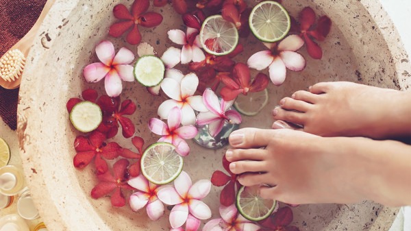 夏天泡腳的好處是什么 夏天泡腳養生效果驚人-易網<a href=http://www.xllyou.com/ target=_blank class=infotextkey>健康養生</a>網 夏天泡腳的好處是什么 夏天泡腳養生效果驚人