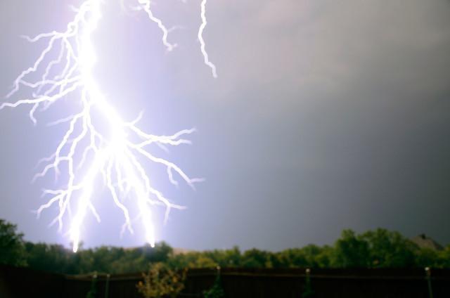 夏季雷雨天適合吃些什么，怎么預(yù)防雷雨天對(duì)身體的影響