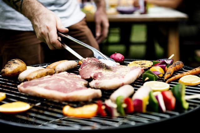 夏季吃燒烤應該注意些什么?哪些食物不適合吃-易網(wǎng)健康<a href=http://www.xllyou.com/jkys/ target=_blank class=infotextkey>養(yǎng)生</a>網(wǎng) 夏季吃燒烤應該注意些什么?哪些食物不適合吃