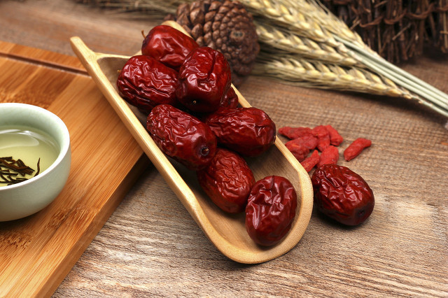 用棗泡水喝有什么好處?女人吃棗好嗎?-易網(wǎng)健康<a href=http://www.xllyou.com/jkys/ target=_blank class=infotextkey>養(yǎng)生</a>網(wǎng) 用棗泡水喝有什么好處?女人吃棗好嗎?