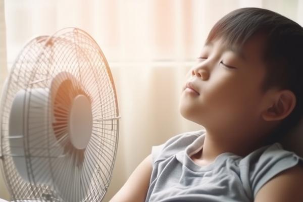 吹風扇好還是吹空調好