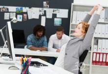 近視男加班至眼血管爆裂 年終加班別忘護眼