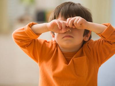 寶寶為什么揉眼睛？只是困了那么簡單嗎？