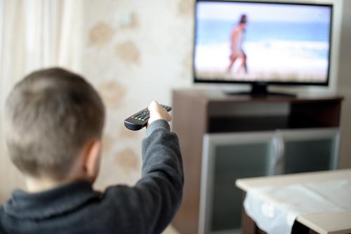 警惕看電視誘發(fā)兒童遠視眼! 警惕看電視誘發(fā)兒童遠視眼!