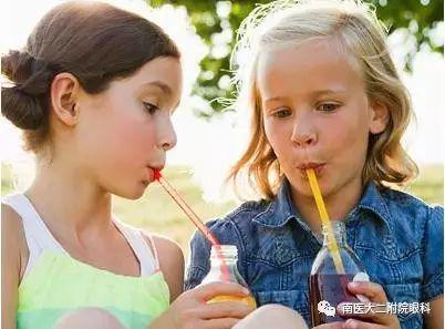 注意！近視眼患者要少喝碳酸飲料！