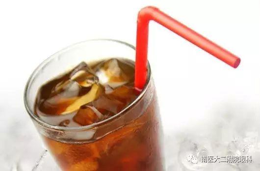 注意！近視眼患者要少喝碳酸飲料！