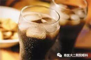 注意！近視眼患者要少喝碳酸飲料！