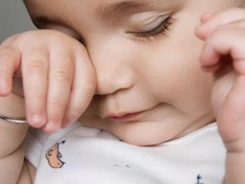 寶寶眼屎多是怎么回事？怎么清理？