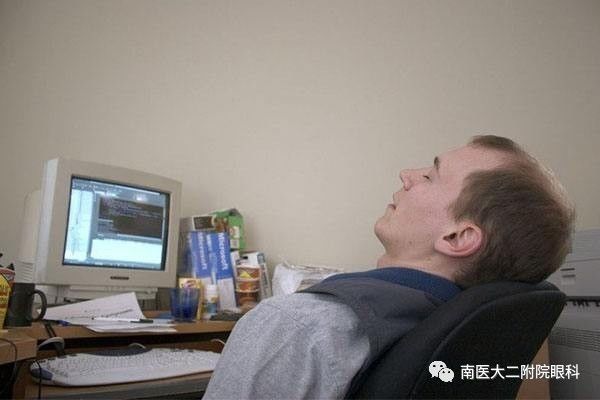 戴隱形眼鏡的小伙伴,秋乏午覺別趴著睡 戴隱形眼鏡的小伙伴,秋乏午覺別趴著睡