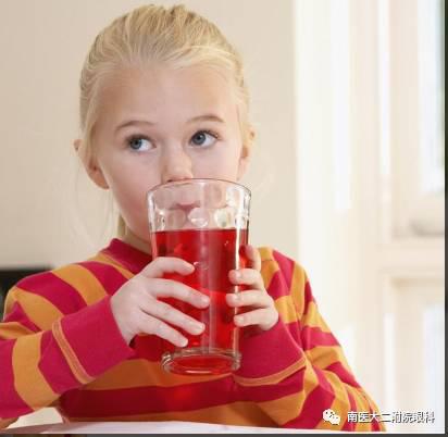 注意！近視眼患者要少喝碳酸飲料！