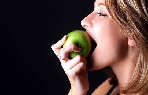 手機(jī)玩太久,眼睛干澀?這8個(gè)護(hù)眼小技巧你一定要學(xué)會(huì) 手機(jī)玩太久,眼睛干澀?這8個(gè)護(hù)眼小技巧你一定要學(xué)會(huì)