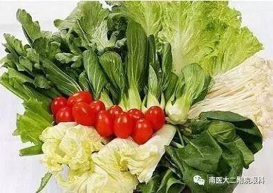 注意！近視眼患者要少喝碳酸飲料！