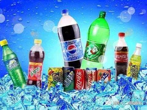 注意！近視眼患者要少喝碳酸飲料！