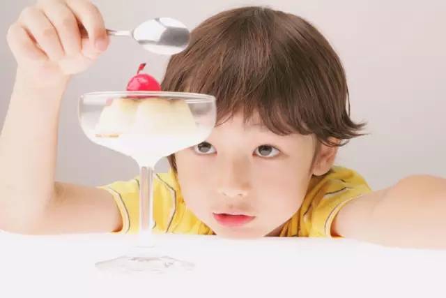 近視的孩子為什么越來越多?千萬別吃這個! 近視的孩子為什么越來越多?千萬別吃這個!