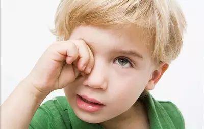 早起眼屎多是上火？可能是這些疾病在作怪