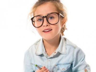 遠(yuǎn)視眼有哪些癥狀？及時(shí)發(fā)現(xiàn)青少年兒童遠(yuǎn)視眼