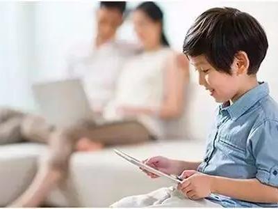 別做近視“幫兇”,生活中應及時糾正孩子錯誤用眼