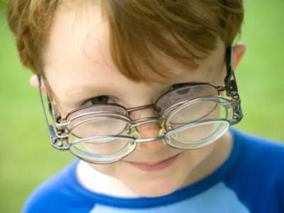 造成兒童近視的原因是什么？