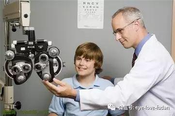 愛瞇眼、愛歪頭？孩子身上的這四種行為家長要多留意