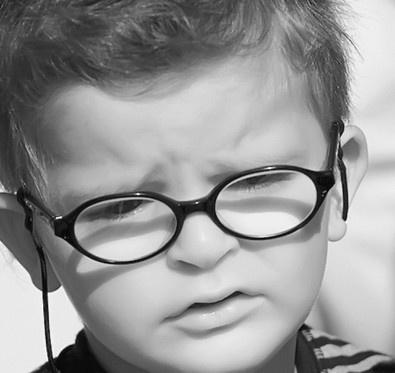 近視的人喜歡瞇眼睛會造成哪些危害？