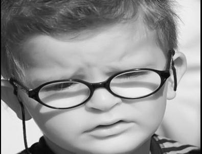 近視的人喜歡瞇眼睛會造成哪些危害？