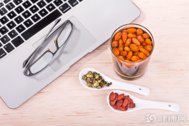 泡點枸杞、菊花,可以清肝明目、改善視力?營養師有話說-易網健康養生網 泡點枸杞、菊花,可以清肝明目、改善視力?營養師有話說