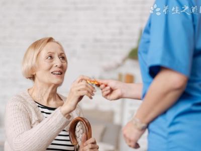 打嗝應該按什么穴位