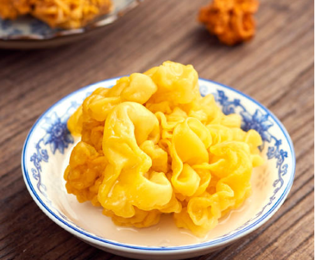 金耳的功效與作用-易網(wǎng)<a href=http://www.xllyou.com/ target=_blank class=infotextkey>健康養(yǎng)生</a>網(wǎng) 金耳的功效與作用