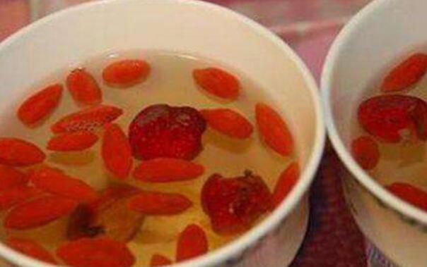 黑枸杞泡水喝的功效與作用-易網健康<a href=http://www.xllyou.com/jkys/ target=_blank class=infotextkey>養生</a>網 黑枸杞泡水喝的功效與作用