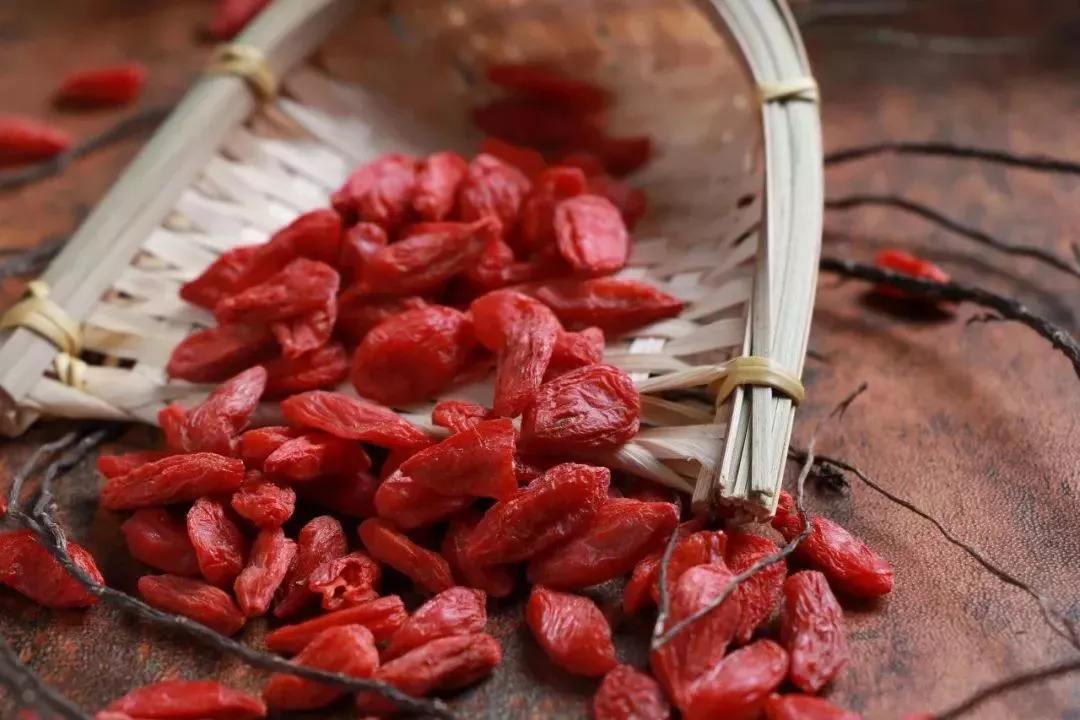 枸杞泡水喝的正確方法 枸杞泡水可以天天喝嗎-易網(wǎng)健康<a href=http://www.xllyou.com/jkys/ target=_blank class=infotextkey>養(yǎng)生</a>網(wǎng) 枸杞泡水喝的正確方法 枸杞泡水可以天天喝嗎