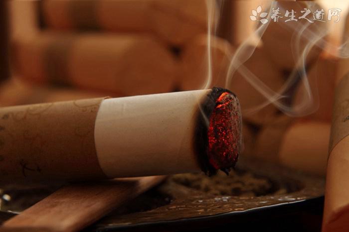 艾灸貼與艾灸功效一樣嗎?艾灸貼可以用多久-易網<a href=http://www.xllyou.com/ target=_blank class=infotextkey>健康養生</a>網 艾灸貼與艾灸功效一樣嗎?艾灸貼可以用多久