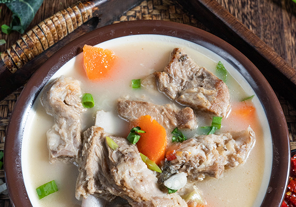 菠蘿怎么吃?4道營養(yǎng)豐富的菠蘿美食-易網(wǎng)<a href=http://www.xllyou.com/ target=_blank class=infotextkey>健康養(yǎng)生</a>網(wǎng) 菠蘿怎么吃?4道營養(yǎng)豐富的菠蘿美食