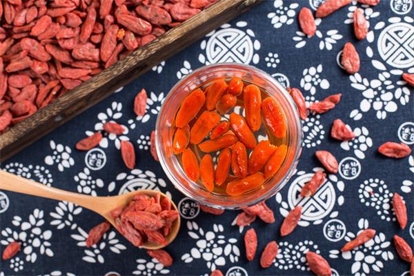 花旗參泡水喝的功效 花旗參枸杞子泡水喝的功效-易網(wǎng)健康<a href=http://www.xllyou.com/jkys/ target=_blank class=infotextkey>養(yǎng)生</a>網(wǎng) 花旗參泡水喝的功效 花旗參枸杞子泡水喝的功效