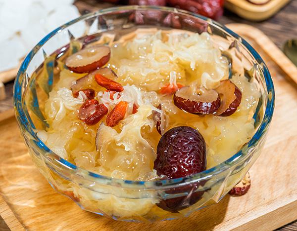 銀耳怎么吃最有營(yíng)養(yǎng)(銀耳營(yíng)養(yǎng)湯做法)-易網(wǎng)健康<a href=http://www.xllyou.com/jkys/ target=_blank class=infotextkey>養(yǎng)生</a>網(wǎng) 銀耳怎么吃最有營(yíng)養(yǎng)(銀耳營(yíng)養(yǎng)湯做法)