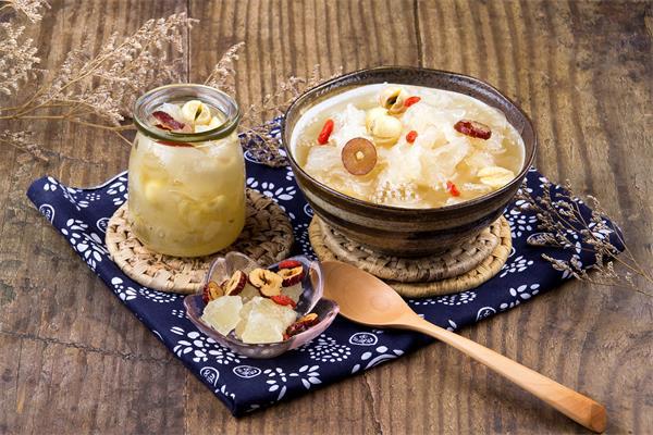 銀耳湯的功效與作用(紅棗銀耳湯的功效與作用)-易網<a href=http://www.xllyou.com/ target=_blank class=infotextkey>健康養生</a>網 銀耳湯的功效與作用(紅棗銀耳湯的功效與作用)